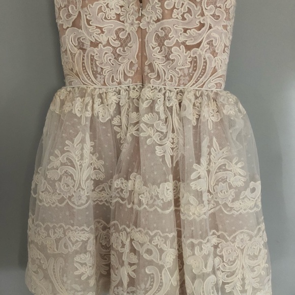 SHERRI HILL LACE DRESS - Picture 2 of 4